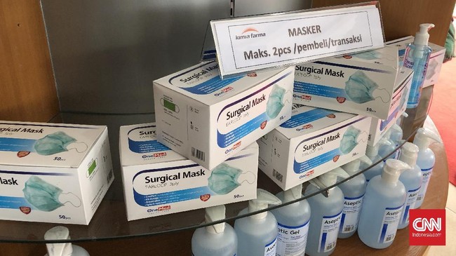Kimia Farma membatasi penjualan masker dan hand sanitizer demi mencegah penimbunan di tengah wabah virus corona.