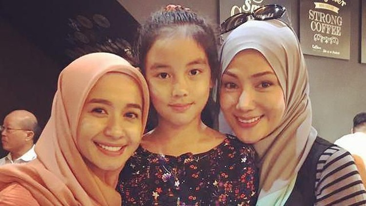 Mantan istri Engku Emran, Erra Fazira adalah aktris asal Malaysia yang terkenal. Hubungannya dengan Laudya Cynthia Bella kerap menjadi sorotan.