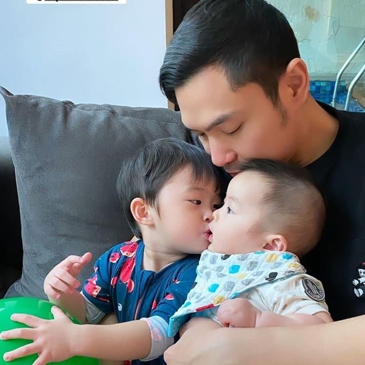 <p>Dikenal sebagai pengusaha sukses, Harvey juga memiliki banyak fans lho, Bun, setelah menikah dengan Sandra Dewi. Banyak yang memuji ketampanan wajahnya dan kepiawaiannya momong anak-anak. (Foto: Instagram @raphaelmoeis)</p>