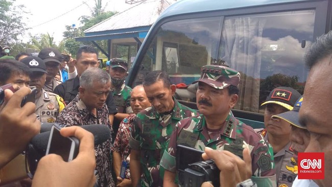 Panglima TNI Marsekal TNI Hadi Tjahjanto dan Menteri PUPR Basuki Hadi Muljono meninjau ex Camp Vietnam, Pulau Galang, Batam, Kepulauan Riau (Kepri), Rabu (4/3), yang akan dibangun rumah sakit penyakit menular.
