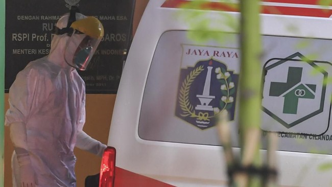 Petugas membawa barang milik pasien diduga terinfeksi virus COVID-19 ke ruang isolasi di RSPI Prof. Dr. Sulianti Saroso, Sunter, Jakarta Utara, Rabu (4/3/2020). ANTARA FOTO/Muhammad Adimaja/ama.
