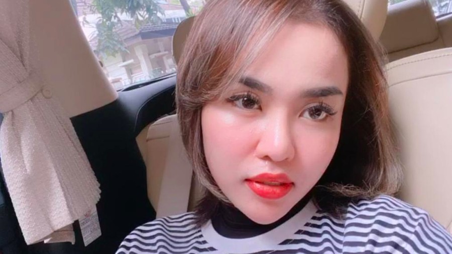 Pamer Rambut Brunette, Penampakan Medina Zein Lepas Hijab Heboh Pengusaha Medina Zein tak cuma heboh lantaran kasus amfetamin yang bikin dia direhabilitasi.