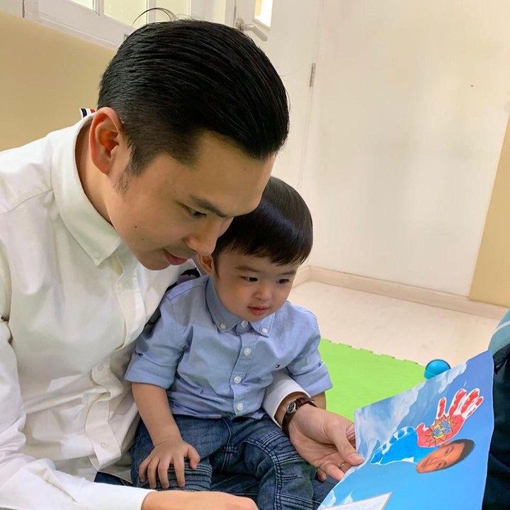 <p>Netizen bilangnya sih 'daddy goals' banget nih. Di tengah kesibukannya, Harvey masih menyempatkan waktu untuk menemani sang anak bermain dan belajar. (Foto: Instagram @raphaelmoeis)</p>