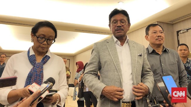Menteri Luar Negeri Retno Marsudi, Menteri Komunikasi dan Informatika Johnny G Plate, dan Menteri Kesehatan Terawan Agus Putranto usai menghadiri forum diskusi bersama pemimpin redaksi media di Hotel Borobudur, Jakarta, Selasa (3/3) malam.