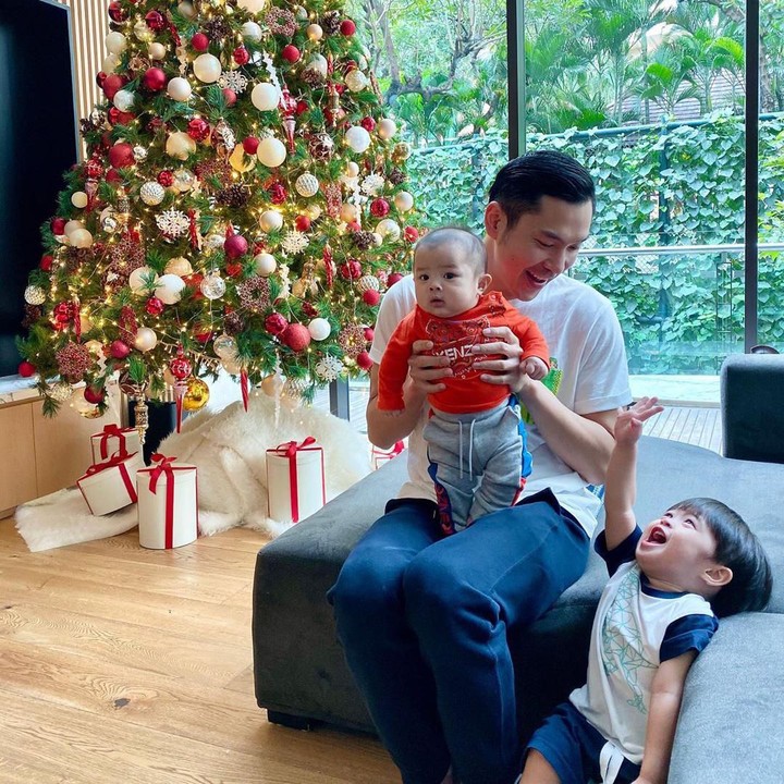 <p>Sebelum berangkat kerja ternyata Papa Harvey masih menyempatkan waktu bermain bersama Rapha dan Mikha. Wah beruntung banget ya, Bun, Sandra memiliki suami yang sayang keluarga. (Foto: Instagram @raphaelmoeis) </p>