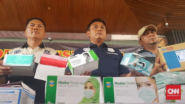 Tersangka yang kini diamankan polisi diduga membeli masker murah dan kembali menjualnya dengan harga tinggi secara online. Untung ratusan juta diraup.