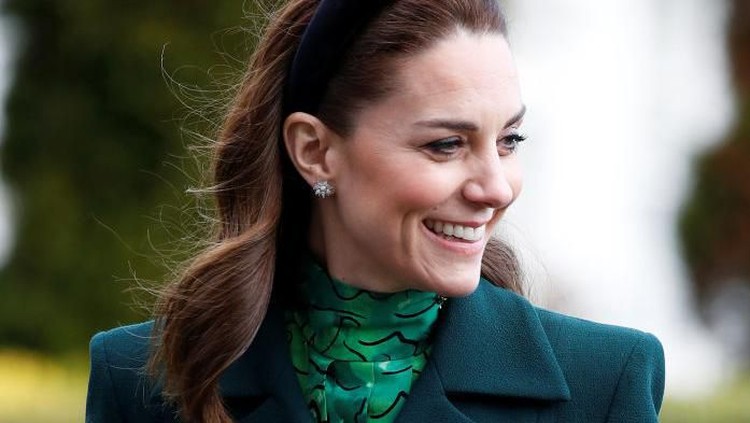 Selain Kate Middleton dan ketiga anaknya, Ratu Elizabeth II juga melakukan aktivitas di luar rumah seperti biasa pada akhir pekan lalu.