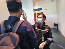 Antisipasi Corona, Suhu Tubuh Penumpang di Bandara Timika Diperiksa