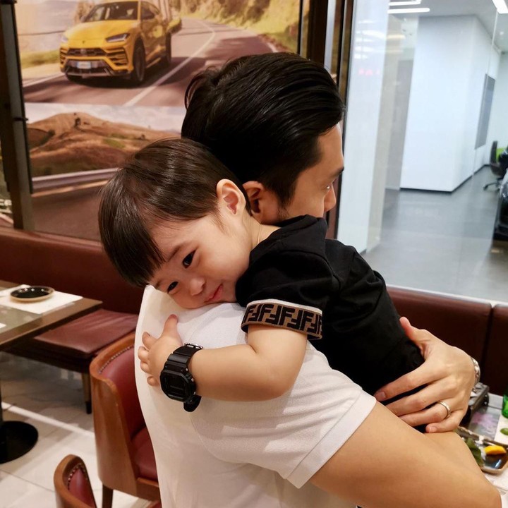 <p>Harvey terlihat sering mencurahkan kasih sayang kepada anak-anaknya. Kali ini terlihat sangat luwes menggendong dan memeluk Abang Rapha. (Foto: Instagram @raphaelmoeis)   </p>