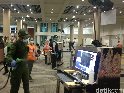 Cegah Wabah Corona, Bandara Ngurah Rai Disemprot Disinfektan