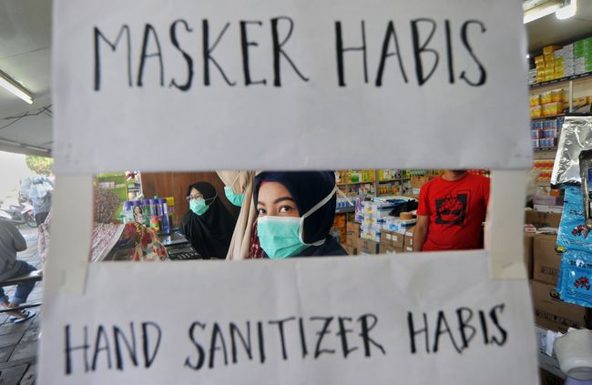 Lockdown Jakarta, 'Surga' si Kaya dan Neraka Kaum Miskin Skenario Lockdown Jakarta dinilai bakal bikin ketimpangan makin lebar. Orang kaya dengan mudah mendapatkan kebutuhannya, sementara tidak bagi si miskin.