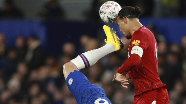 Bek Liverpool Virgil van Dijk mengejek rekan setimnya Andy Robertson dalam sebuah sesi tanya jawab di media sosial.