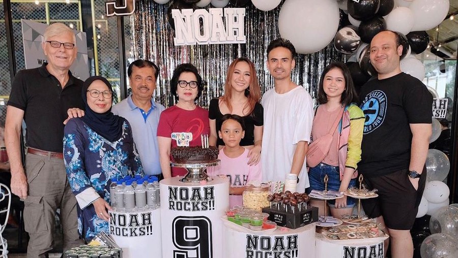 Dekat dengan Cucu, Noah Sinclair Deretan fakta ayah Bunga Citra Lestari yang jarang diekspos.