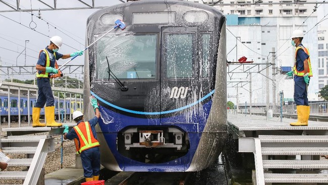 Petugas membersihkan salah satu bagian kereta di Stasiun MRT Lebak Bulus, Jakarta, Rabu (4/3/2020). Untuk mengantisipasi penyebaran virus Corona, PT MRT Jakarta melakukan pencucian kereta menggunakan bahan kimia mengandung disinfektan. ANTARA FOTO/Rivan Awal Lingga/ama.