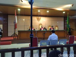 Bacakan Pledoi, Iwa Bantah Terima Suap Meikarta dan Minta Dibebaskan