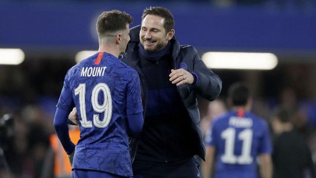 Chelsea's head coach Frank Lampard, right, embraces Mason Mount following their 2-0 win in the English FA Cup fifth round soccer match between Chelsea and Liverpool at Stamford Bridge stadium in London Wednesday, March 4, 2020. (AP Photo/Kirsty Wigglesworth)