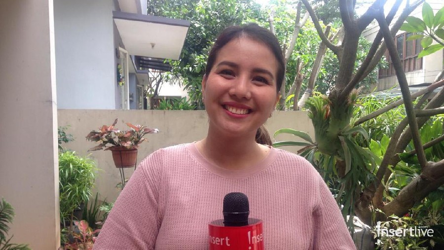 Virus Corona Masuk Indonesia, Tya Ariestya Imbau Jangan Panik Tya Ariestya mengimbau masyarakat jangan panik terkait adanya virus corona di Indonesia.
