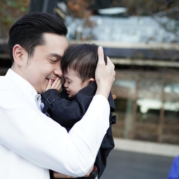 <p>Mencium anak-anak sepertinya menjadi favorit Papa Harvey ya, Bun. Dalam beberapa jepretan kamera, ayah 36 tahun ini tak henti-hentinya mencium buah hatinya. (Foto: Instagram @raphaelmoeis)</p>
