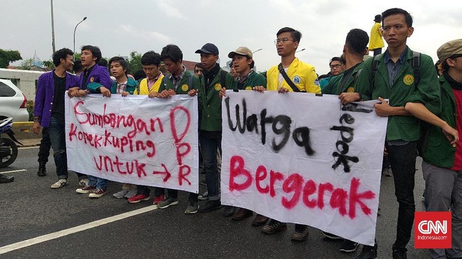 Sekitar dua ratus orang mahasiswa yang tergabung dalam Badan Eksekutif Mahasiswa Seluruh Indonesia (BEM SI) menggelar unjuk rasa menolak RUU Omnibus Law Cipta Kerja di depan Gedung DPR/MPR RI, Jakarta, Rabu (4/3).