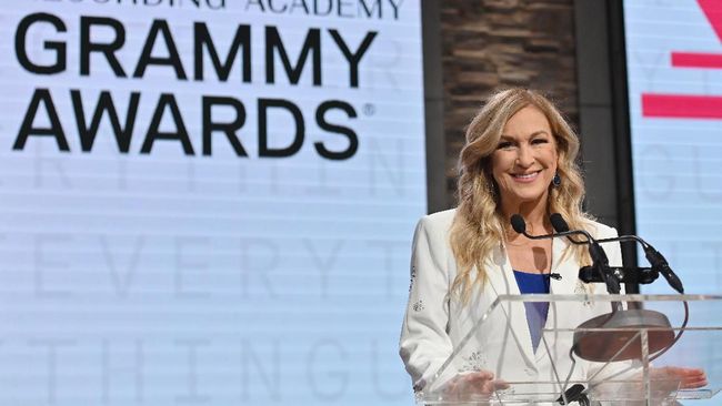 Penyelenggara Grammy Awards, Recording Academy tengah mencari bos baru usai resmi memecat Deborah Dugan setelah konflik dan saling tuduh.