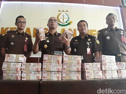 Jaksa Pamer Duit Rp 2 M yang Disita dari Kasus Korupsi RSUD Sragen