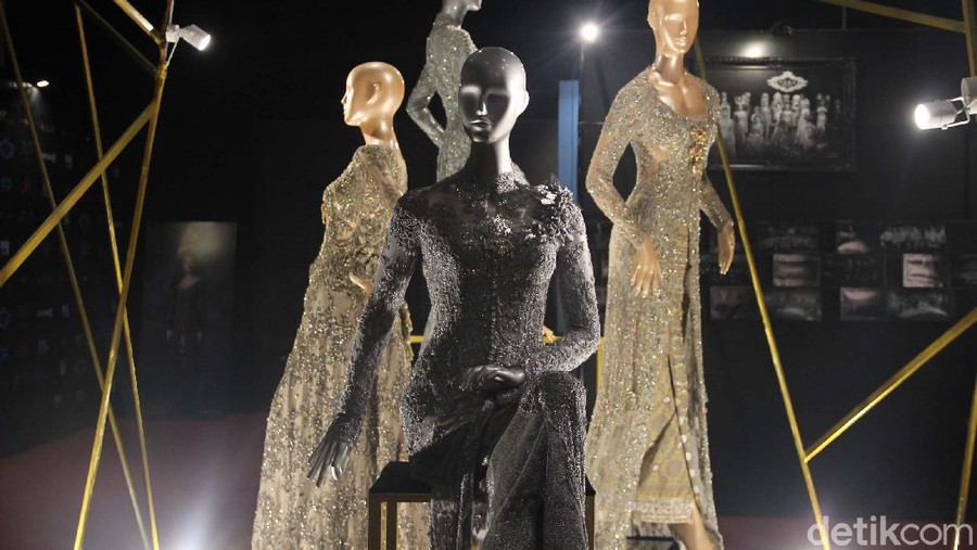 Pameran bertajuk Perempuan yang Tak Bisa Dieja berlangsung di Museum Nasional, Jakarta. Pameran ini mengkolaborasi tiga seni, sastra, busana kebaya dan fotografi.