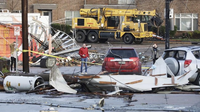 50 tornado mematikan menerjang 6 negara bagian Amerika hingga menewaskan lebih dari 100 orang.
