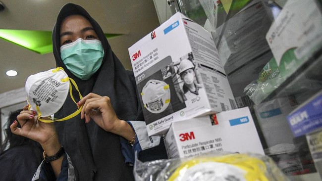 Karyawan menunjukkan masker jenis N95 disalah satu toko alat kesehatan di Palembang, Sumatera Selatan, Selasa (3/3/2020). Dampak virus corona harga masker untuk jenis N95 di Palembang melonjak Rp1,6 juta per kotak atau Rp85 ribu untuk satuan. ANTARA FOTO/Nova Wahyudi/pd.