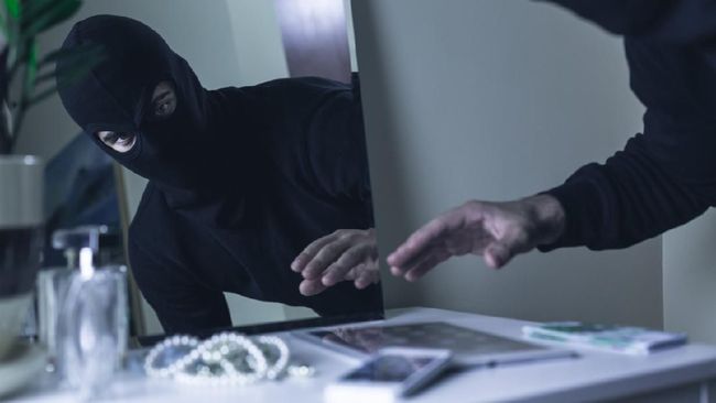 Seorang pencuri di Australia yang menggunakan mata pancing untuk mencuri kalung Versace masih jadi buronan.