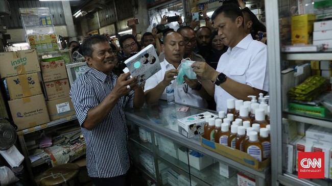 Masker tak sesuai standar yang ditemukan di Pasar Pramuka hanya terdiri dua lapis yang hanya berguna untuk menyaring debu.