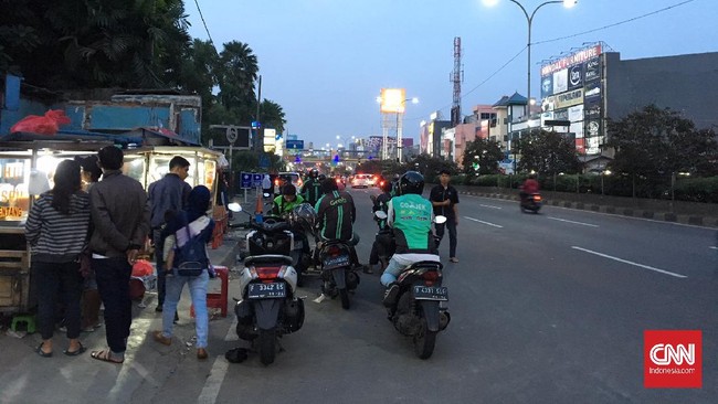 Menurut kesaksian para pengemudi ojol yang bekerja di Depok, tak ada perubahan aktivitas usai Jokowi menyatakan dua warga setempat positif virus corona.