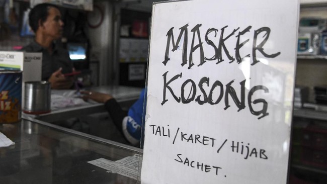 Pembagian masker gratis di Kota Ambon, Provinsi Maluku, Rabu (25/3), membuat lintas (lalin) di kota itu macet.