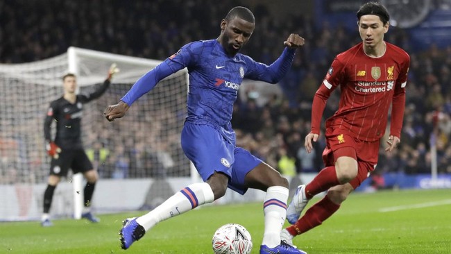 Pelatih Liverpool Jurgen Klopp mengkritik permainan tim yang jarang memberi umpan ke Takumi Minamino saat dikalahkan Chelsea.