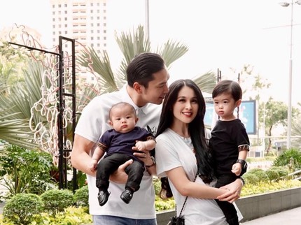 Daddy Goals, 7 Potret Suami Sandra Dewi yang Sukses & Tampan Momong Anak