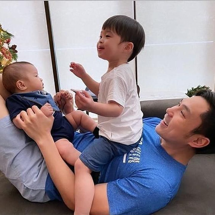 <p>Wah hati siapa yang enggak meleleh melihat kedekatan ayah dan anak seperti ini. Semoga selalu bahagia Sandra, Harvey dan anak-anak. (Foto: Instagram @raphael.mikhamoeis) </p>