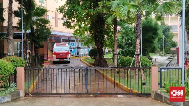 Dari ambulans yang tiba sekitar pukul 14.40 WIB di Gedung Isolasi RSPI Sulianti Saroso itu tenaga medis dengan APD lengkap membawa seorang perempuan bermasker.