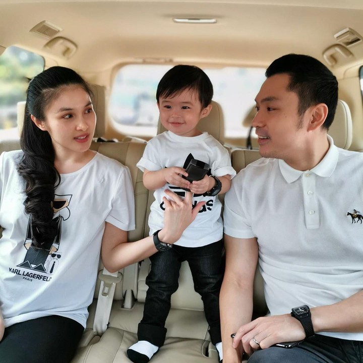 <p>Sandra Dewi menikah dengan Harvey Moeis di tahun 2016. Kini, keduanya dikaruniai dua anak laki-laki. (Foto: Instagram @raphaelmoeis)</p>