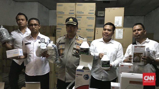 Polisi ingin menjual masker sitaan ke masyarakat karena khawatir masker tersebut rusak jika terlalu lama disimpan.