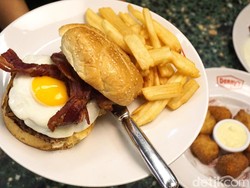 Dennys: Mencicipi Slamburger dan Banana Cream Pancake ala Amerika