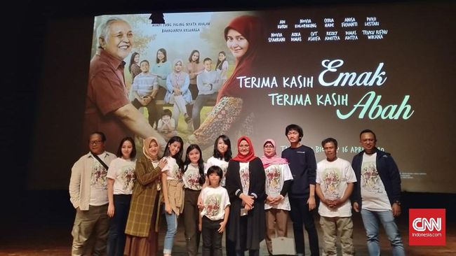 Para pemain sinetron Keluarga Cemara yang hit di dekade '90-an kembali berkumpul dalam sebuah film bertajuk Terima Kasih Emak Terima Kasih Abah.