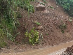 Longsor Timbun Jalan Provinsi Penghubung 2 Kecamatan di Cianjur