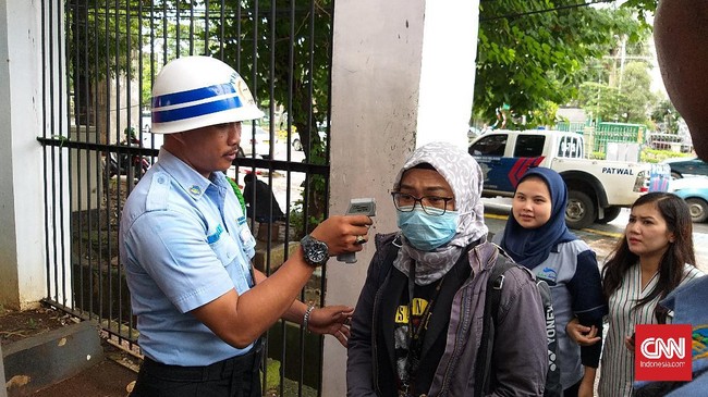 DPR RI memperketat di semua akses masuk parlemen dengan mengecek identitas dan barang bawaan disertai pengecekan suhu tubuh.