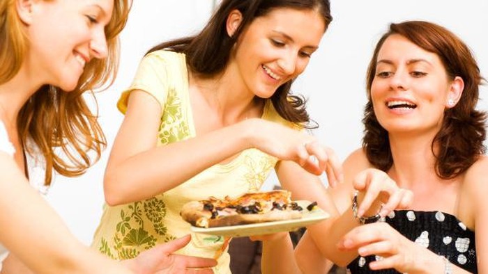 Tips Menghadapi Teman Yang Berpotensi Menggagalkan Diet