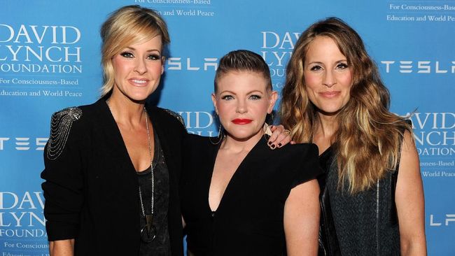The Dixie Chicks telah siap kembali meramaikan jagat musik lewat sebuah album baru, dengan merilis lagu dan video musik baru, Gaslighter.