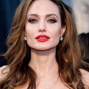 Tutorial Membuat Lipstick Merah Menyala ala Angelina Jolie