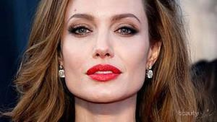 Tutorial Membuat Lipstick Merah Menyala ala Angelina Jolie