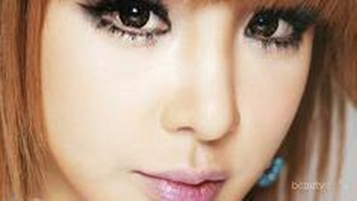Tiru Gaya Make Up ala Park Bom 2NE1