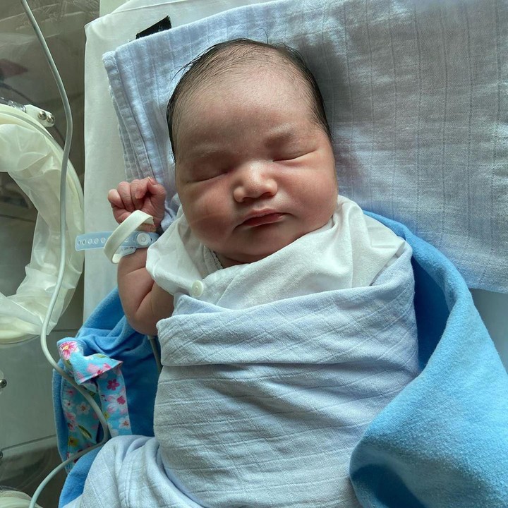 <p>Ini foto Vicky Shu bersama keluarga kecilnya. Kata Vicky, ia jadi paling cantik di keluarga ini karena perempuan sendiri. Pesona bunda dua anak ini tetap menuai pujian dari para netizen. (Foto: Instagram @ade_imam)</p>
