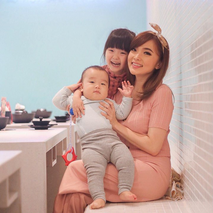 <p><strong>Margareth Angelina</strong>  </p><p>Sama seperti Kezia, Angel juga sudah memiliki dua anak nih, Bun. Anak kedua Angel baru lahir tahun lalu lho. (Foto: Instagram @margaretha_angelina)</p>