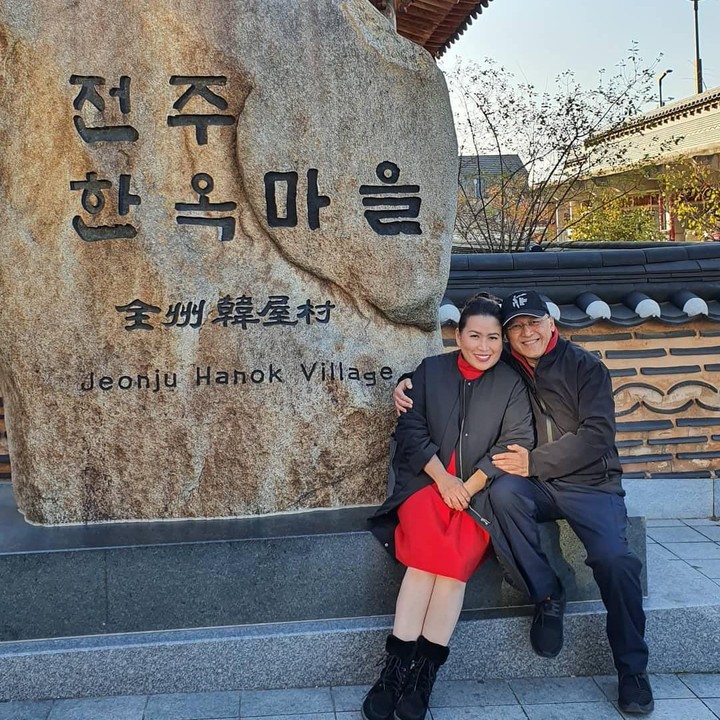 <p>Di Korea, Mario Teguh dan istrinya berjalan-jalan ke berbagai tempat. Salah satu tempat yang mereka kunjungi adalah Jeonju Hanok Village. (Foto: Instagram @linnateguh)</p>